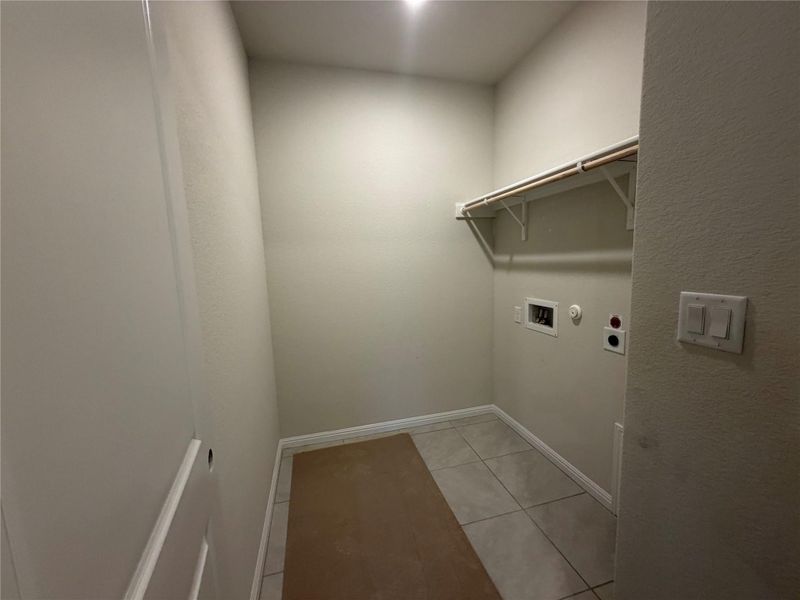 Spacious, unfurnished interior of a new home in Cannon Ranch 45s, Dripping Springs (Image 7).