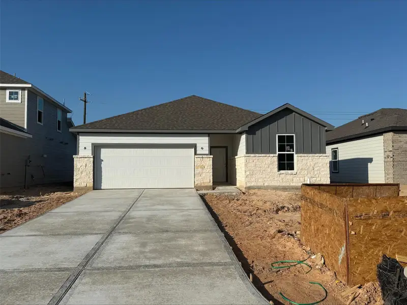 Exterior details and patio area of a home in Magnolia Springs, Montgomery (Image 3).