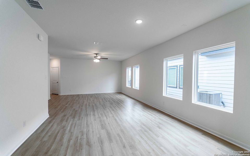 Spacious, unfurnished interior of a new home in Katzer Ranch, Converse (Image 9).