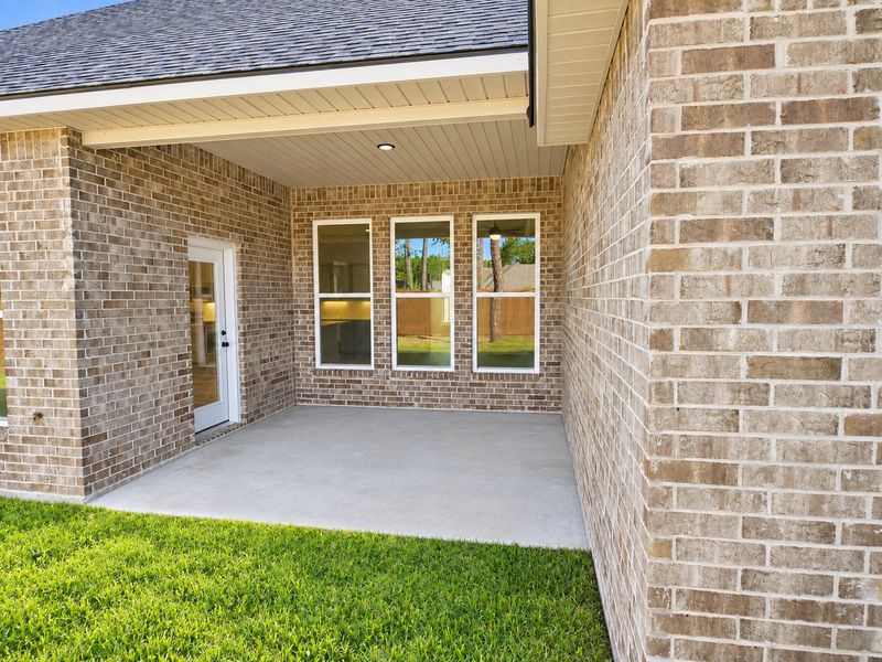 DSLD HOMES NEW CONSTRUCTION MOVE IN READY HOME IN LONGLEAF COMMUNITY LOCATED IN LUMBERTON, TX - Backyard patio