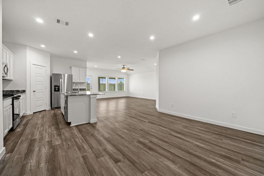 Spacious, unfurnished interior of a new home in , Rosharon (Image 33).