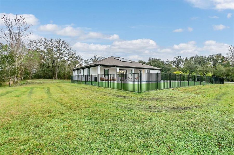 Exterior details and patio area of a home in , Orlando (Image 23).