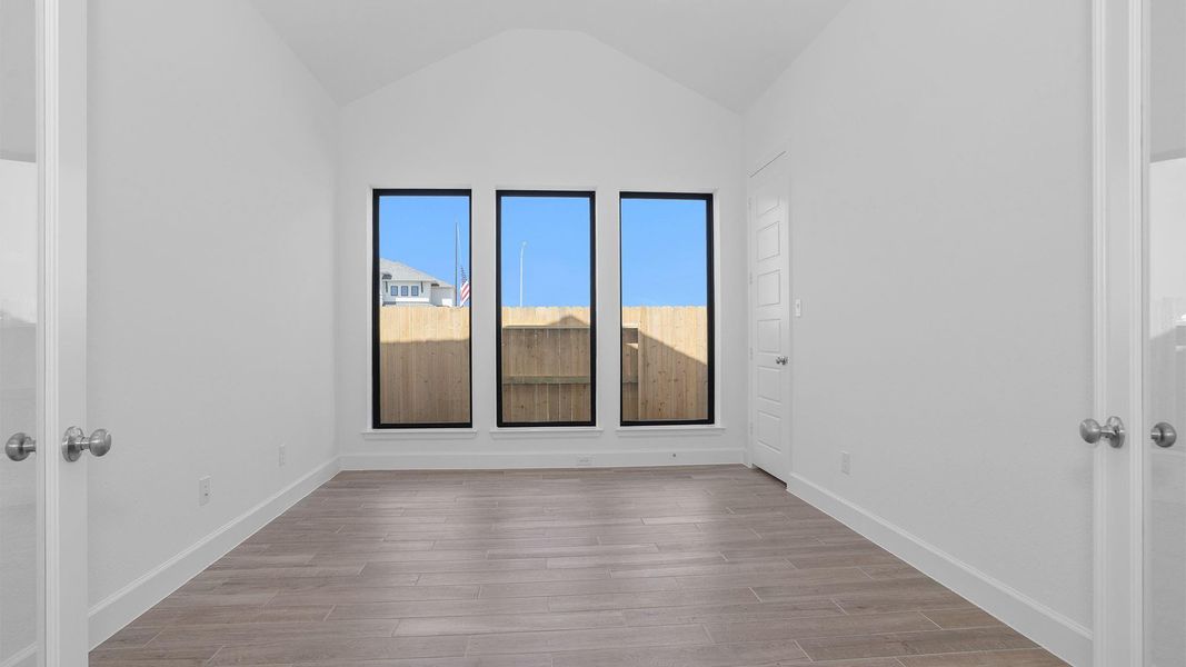 Spacious, unfurnished interior of a new home in Lakes of Cane Island, Katy (Image 5).
