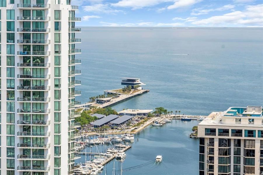 Condo located in St. Petersburg, FL showcasing its design and architecture (Image 28).