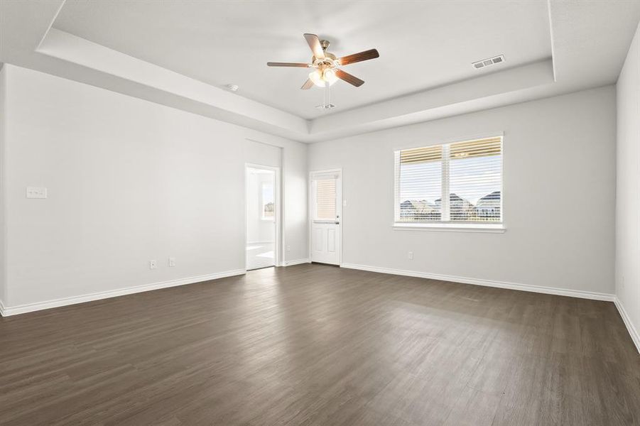 Spacious, unfurnished interior of a new home in Deer Creek, Fort Worth (Image 8).