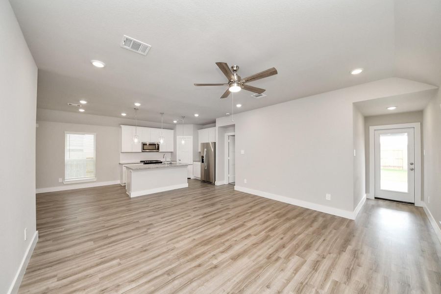 Spacious, unfurnished interior of a new home in Sorella: Signature Collection, Tomball (Image 32).