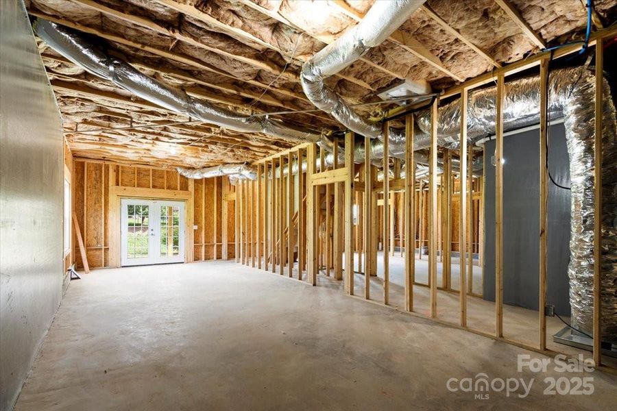 Spacious, unfurnished interior of a new home in , Hickory (Image 24).