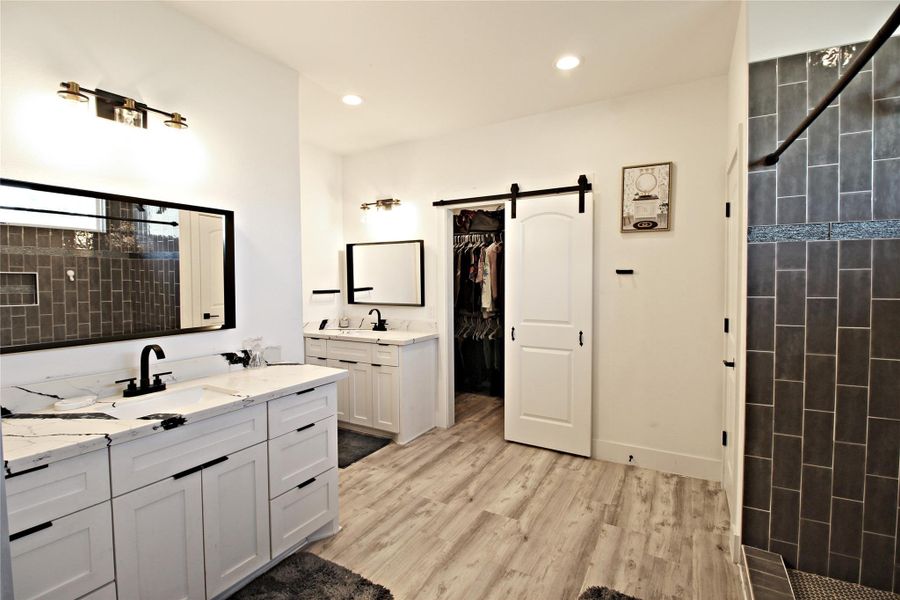 Furnished interior view inside a new home in , Baytown (Image 13).