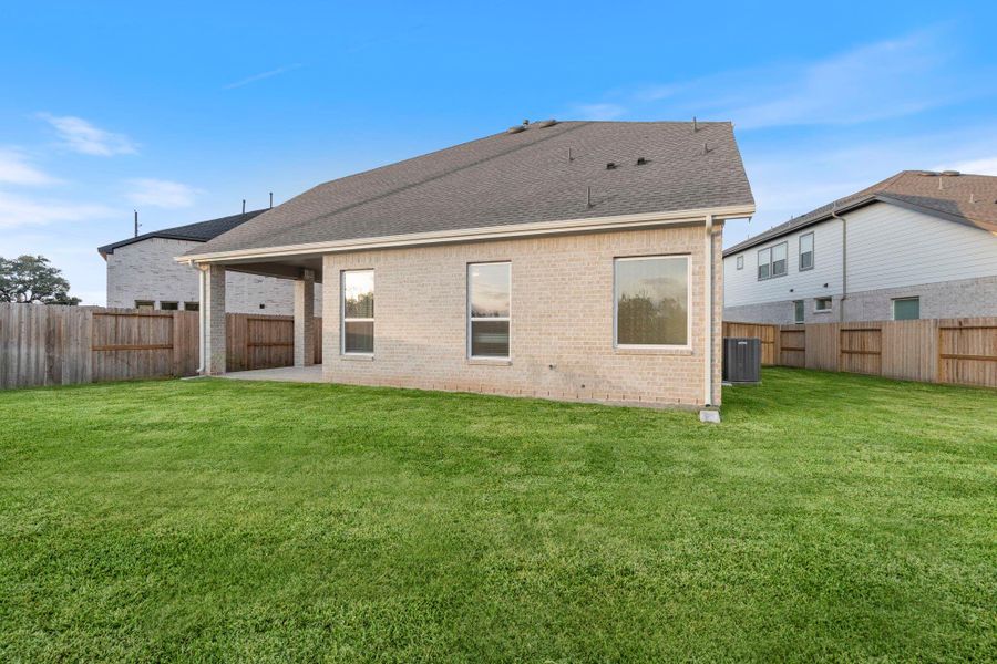 Exterior details and patio area of a home in Sienna, Missouri City (Image 19).