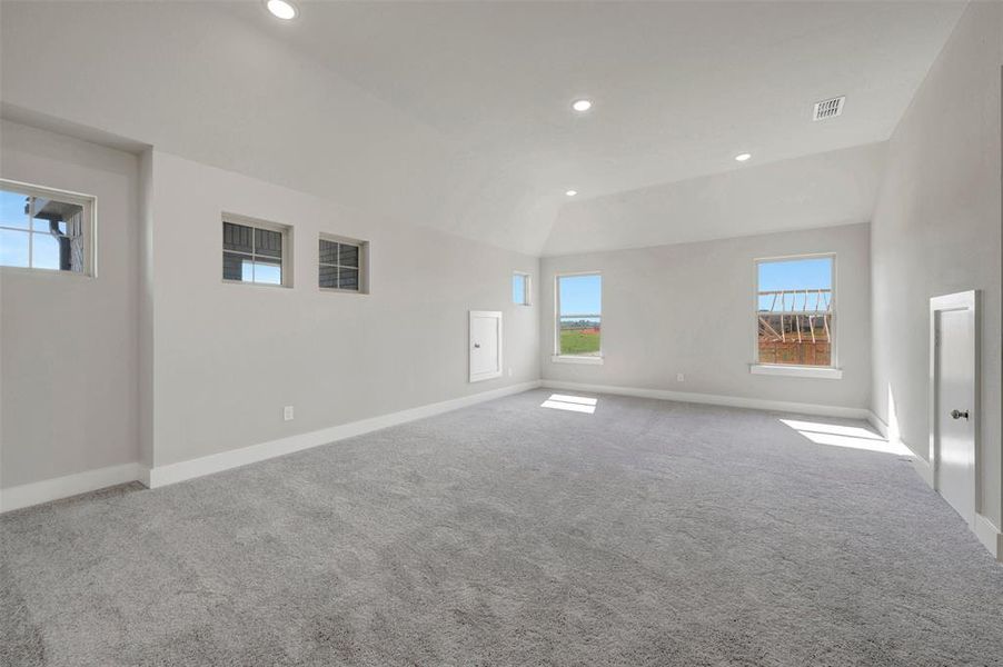 Spacious, unfurnished interior of a new home in Lily Creek at Sutton Fields, Aubrey (Image 16).