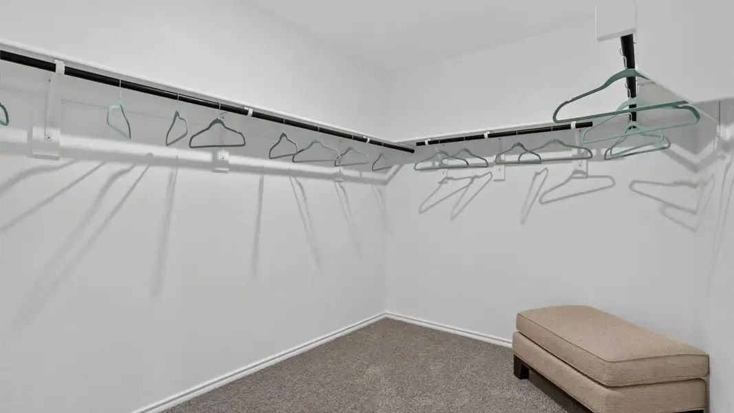 Spacious, unfurnished interior of a new home in Eagle Creek, Denton (Image 20).