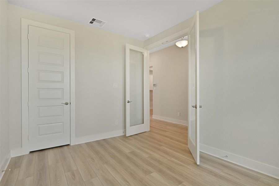 Spacious, unfurnished interior of a new home in Lago Mar, Texas City (Image 27).