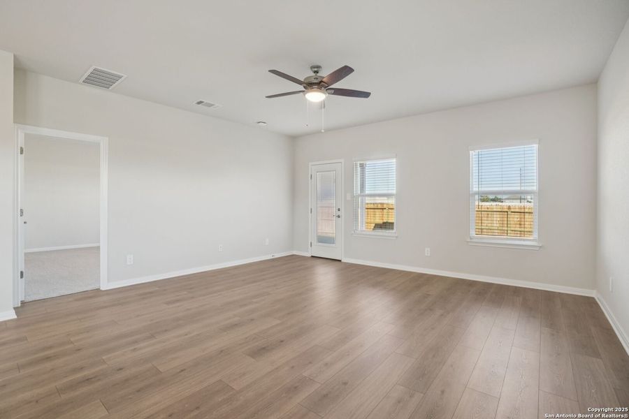 Spacious, unfurnished interior of a new home in Carmel Ranch, Schertz (Image 20). Spacious, unfurnished interior of a new home in Carmel Ranch, Schertz (Image 20).