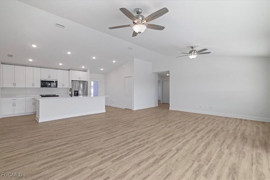 Spacious, unfurnished interior of a new home in Cape Coral, Cape Coral (Image 18).