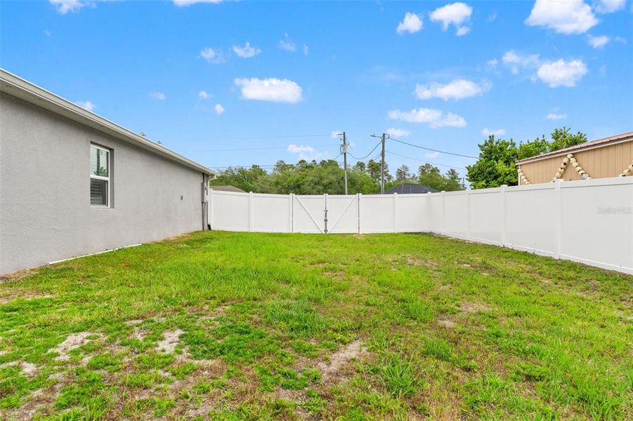 Exterior details and patio area of a home in , Weeki Wachee (Image 27).