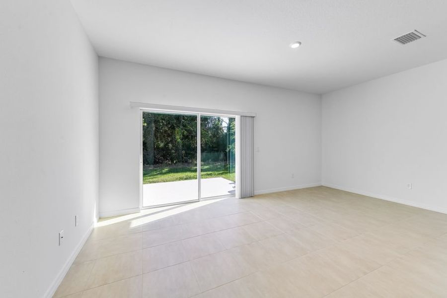 Spacious, unfurnished interior of a new home in Vinterra Townhomes, Nokomis (Image 9).
