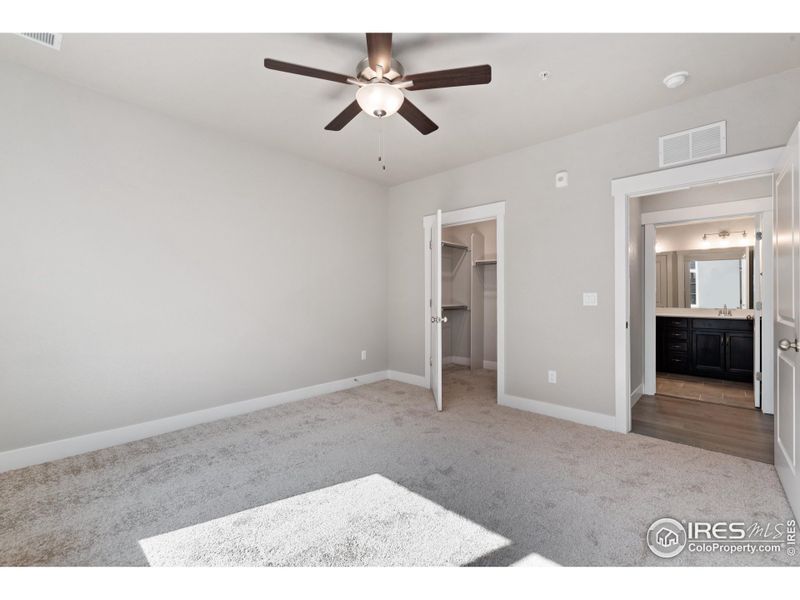 Primary bedroom w/ ceiling fan