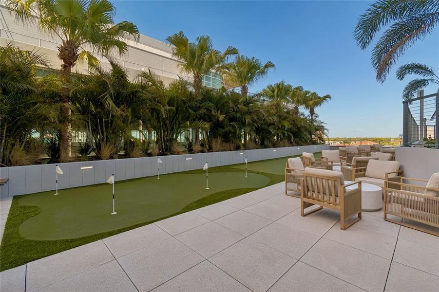 Exterior details and patio area of a home in , St. Petersburg (Image 29).