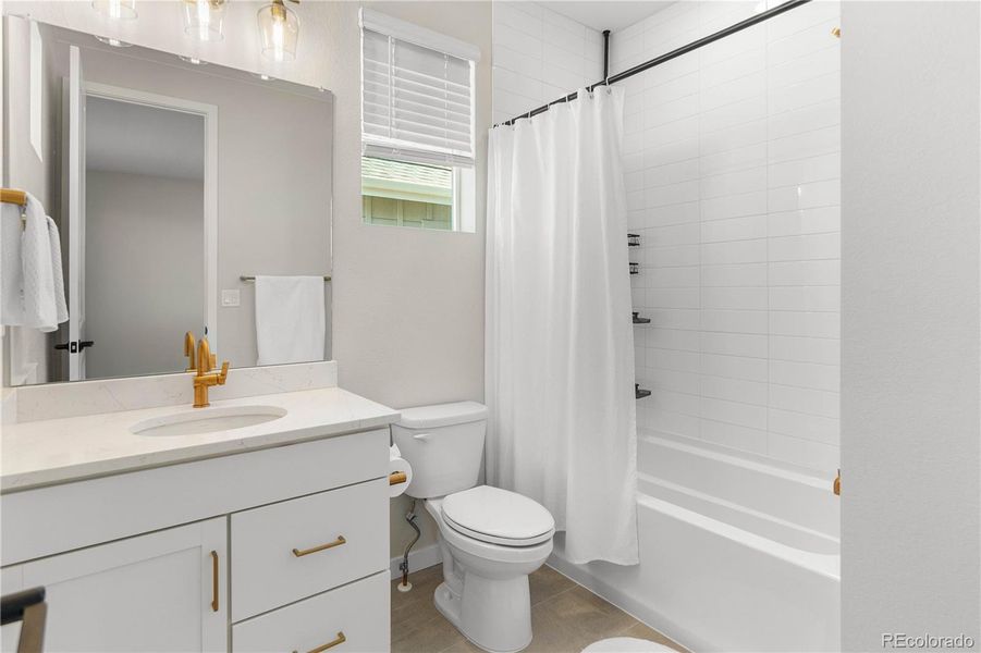 Upstairs bathroom en suite