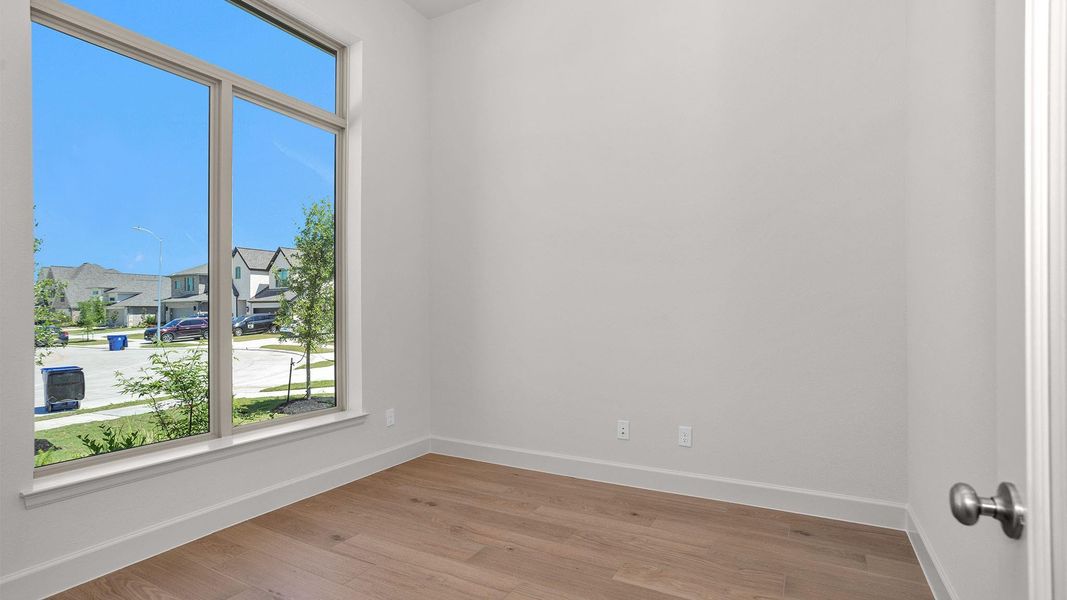 Spacious, unfurnished interior of a new home in Valencia, Manvel (Image 9).