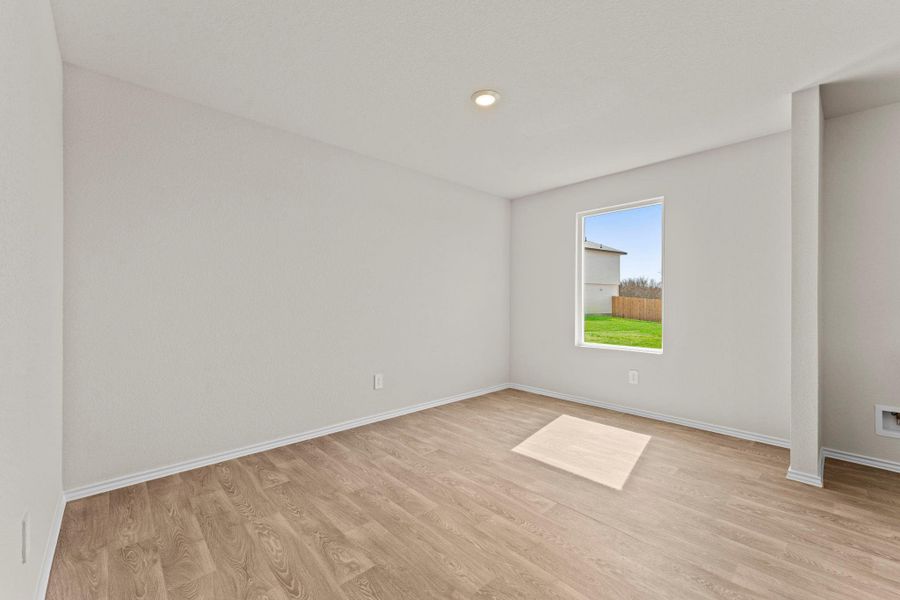Spacious, unfurnished interior of a new home in Ladera, Luling (Image 26).