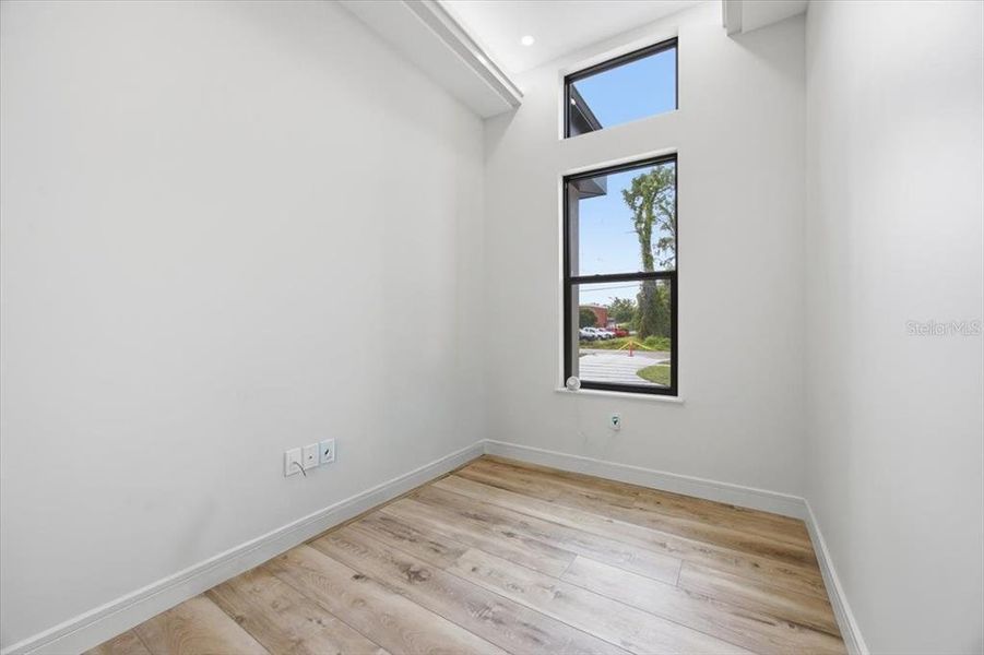 Spacious, unfurnished interior of a new home in , Plant City (Image 18).