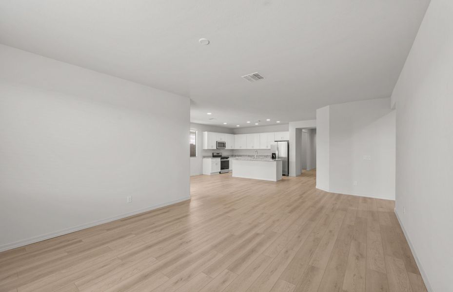 Spacious, unfurnished interior of a new home in Alamar, Avondale (Image 16).