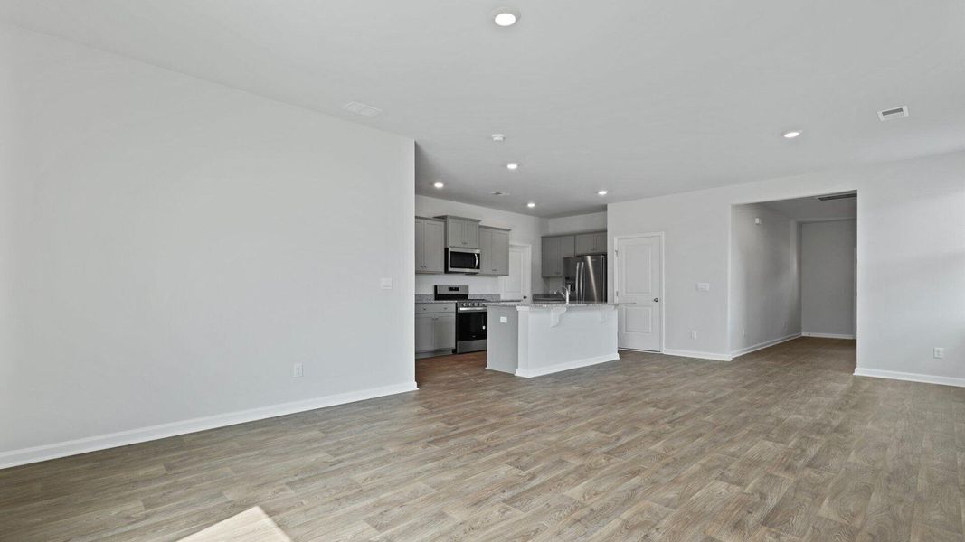 Spacious, unfurnished interior of a new home in Carolina Groves, Moncks Corner (Image 23).