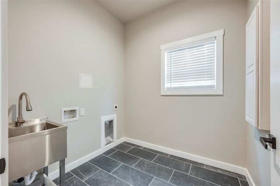 Washroom with electric dryer hookup and washer hookup