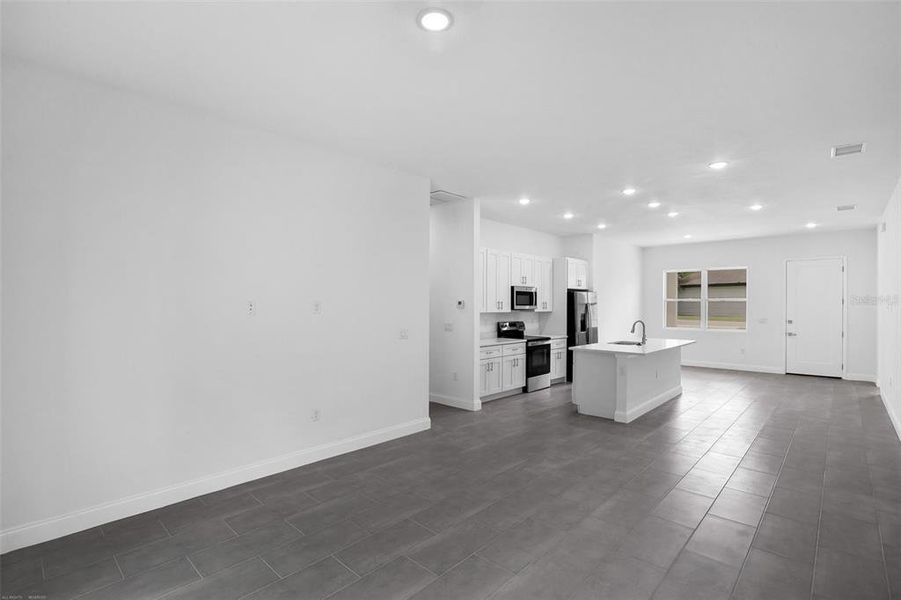 Spacious, unfurnished interior of a new home in , Dunnellon (Image 22).