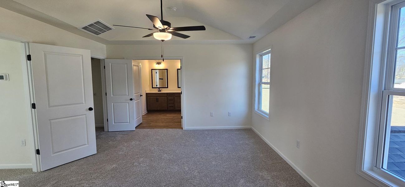Spacious, unfurnished interior of a new home in Sedona, Greenville (Image 13).
