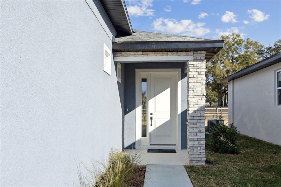 Exterior details and patio area of a home in Sabana Reserve, Ocala (Image 3).