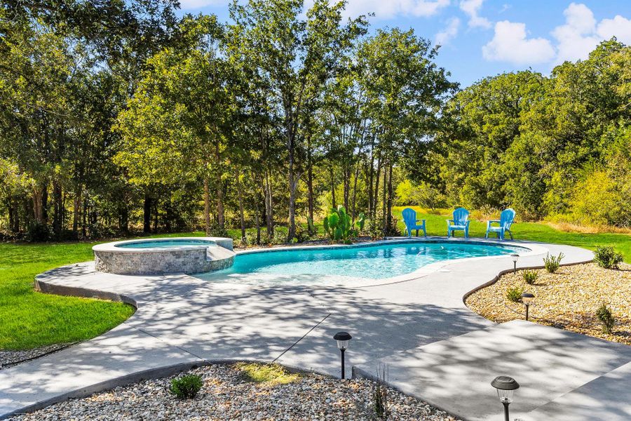 Community amenities in , Normangee (Image 26).