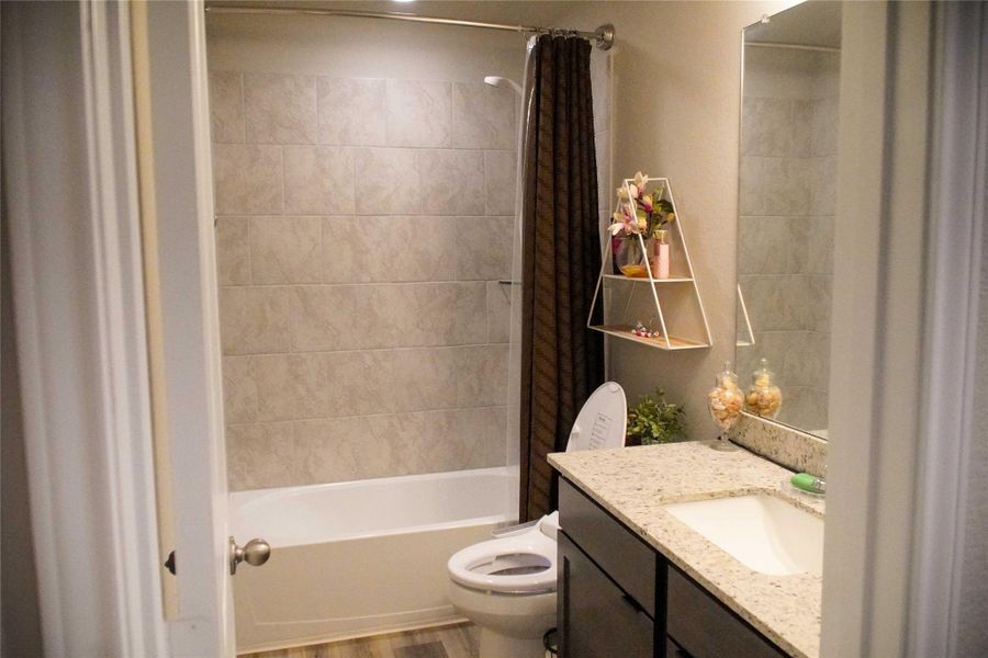 2nd full bathroom with tub/shower 2nd full bathroom with tub/shower