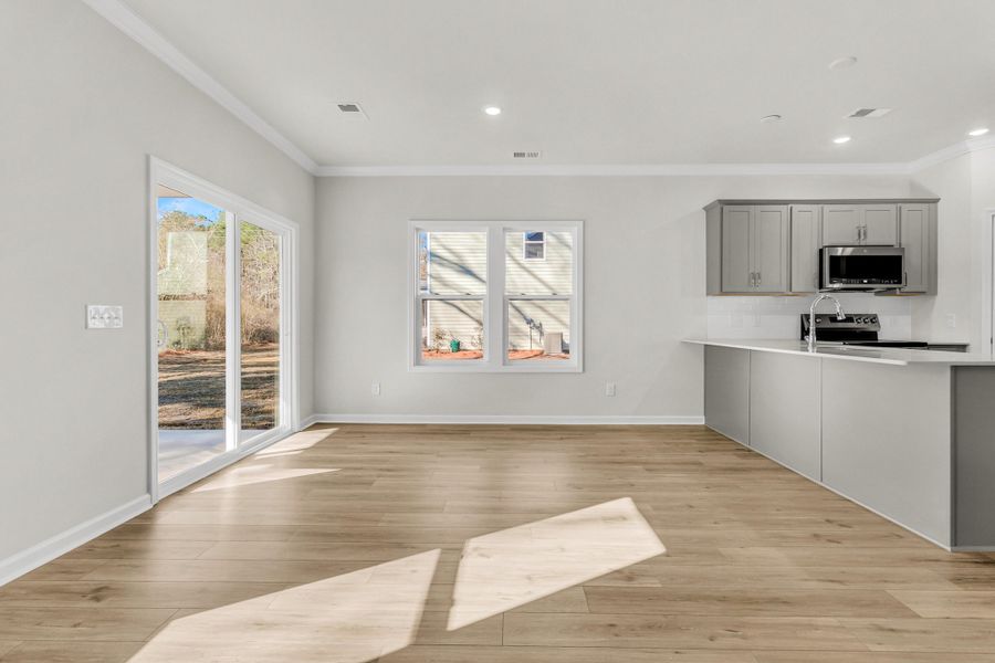 Spacious, unfurnished interior of a new home in Central Creek, Goose Creek (Image 15).