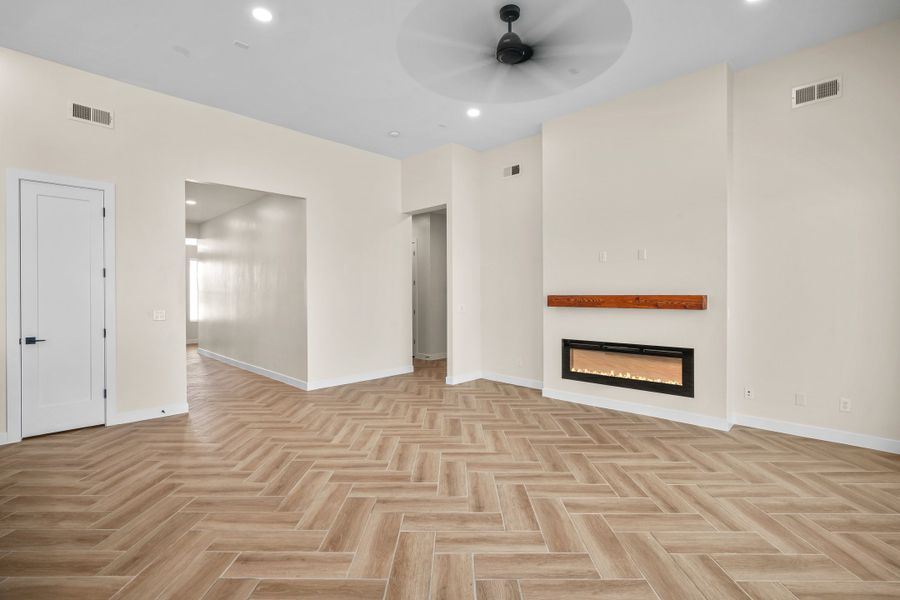 Spacious, unfurnished interior of a new home in Verdancia, El Paso (Image 40).