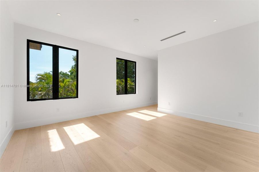 Spacious, unfurnished interior of a new home in , Pinecrest (Image 22).