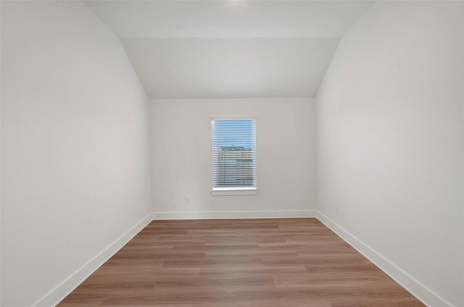 Spacious, unfurnished interior of a new home in Hallimore Ranch, Rosenberg (Image 24).