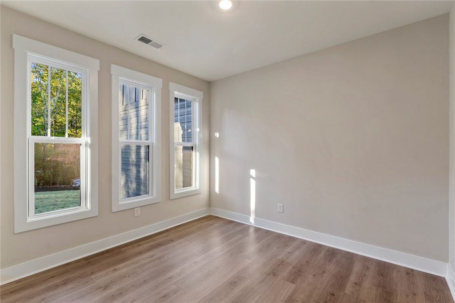 Spacious, unfurnished interior of a new home in Cross Creek Plantation, Seneca (Image 17).