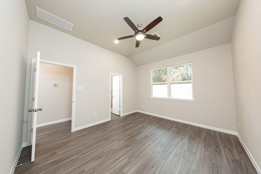 Spacious, unfurnished interior of a new home in Lake Conroe Area Homes, Montgomery (Image 14).