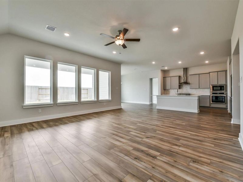 Spacious, unfurnished interior of a new home in Lago Mar, Texas City (Image 21).