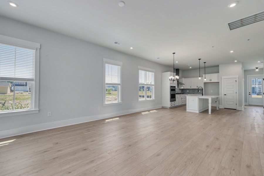 Spacious, unfurnished interior of a new home in SayeBrook, Myrtle Beach (Image 11).