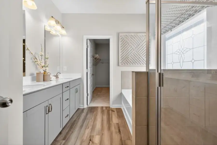 Furnished interior view inside a new home in Oakmont, Dallas (Image 5).