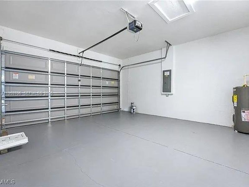 Spacious, unfurnished interior of a new home in , Lehigh Acres (Image 10).