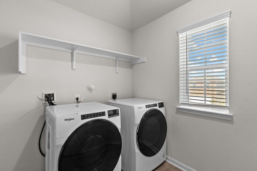 Representative interior finishes for a home built from the Walker by Beazer Homes in Veranda, San Antonio (Image 10).