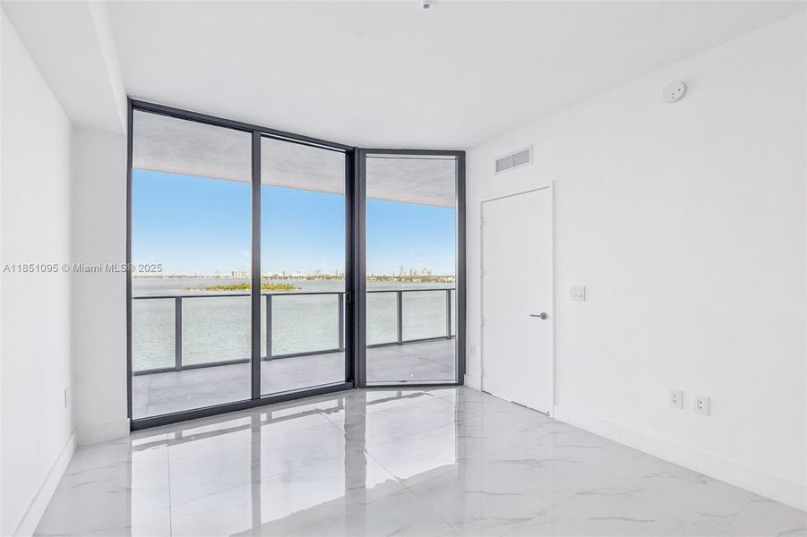 Spacious, unfurnished interior of a new home in Aria Reserve, Miami (Image 26).
