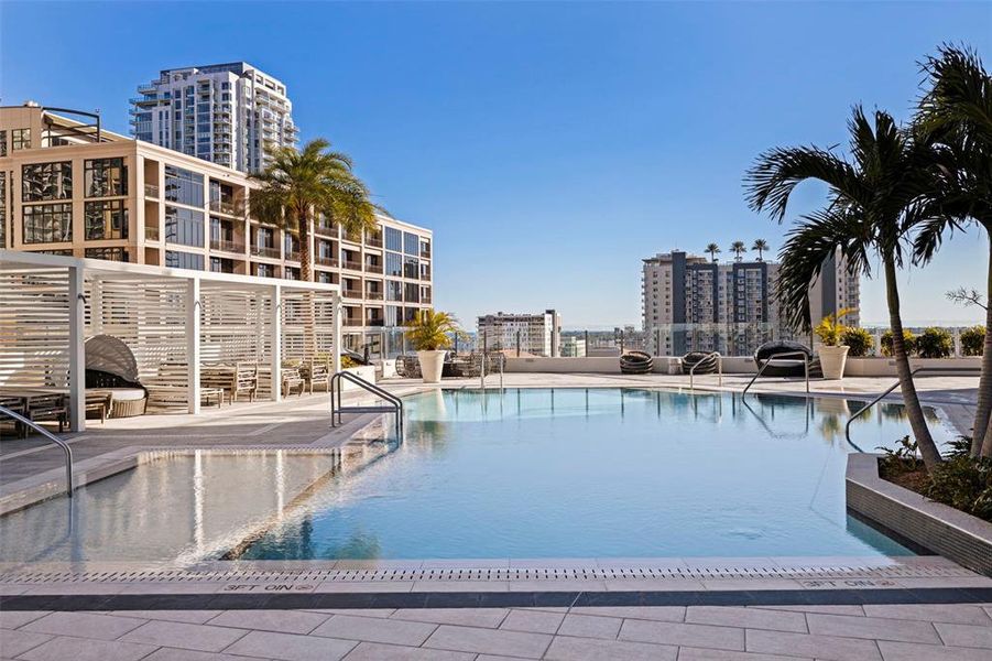 Condo located in St. Petersburg, FL showcasing its design and architecture (Image 49).