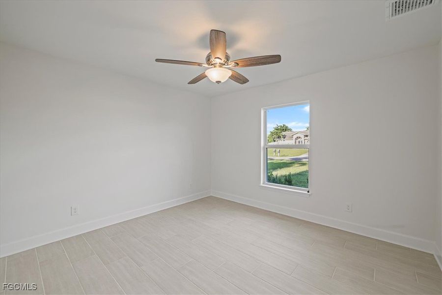 Spacious, unfurnished interior of a new home in Cape Coral, Cape Coral (Image 31).