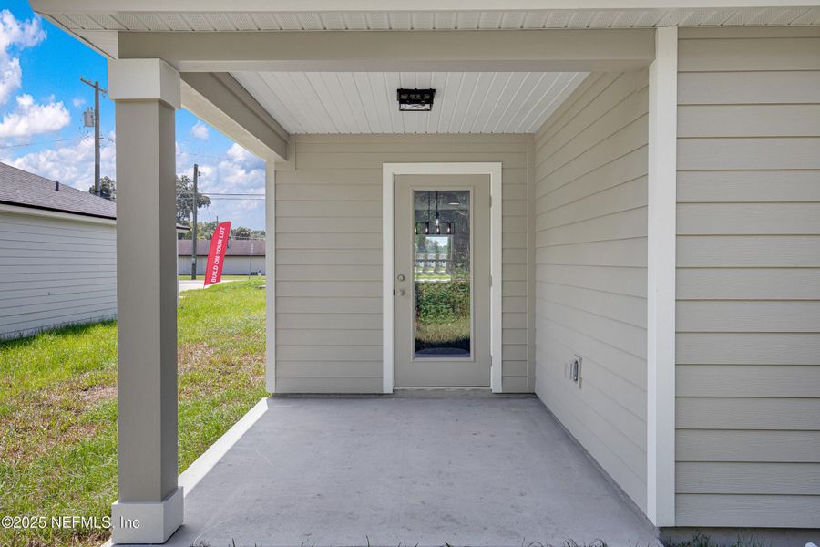 Exterior details and patio area of a home in , Green Cove Springs (Image 3).