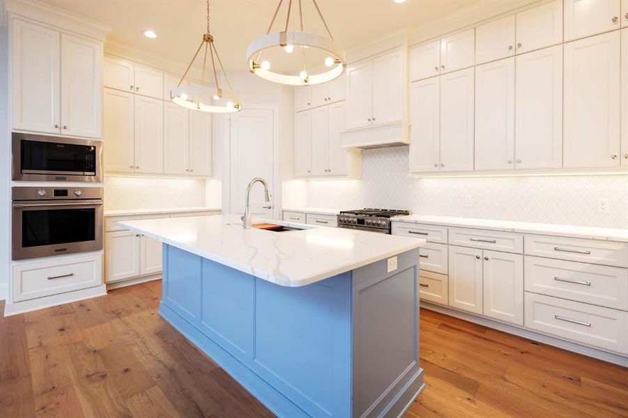 Chef's Kitchen / Two Ovens/Refrigerator Included